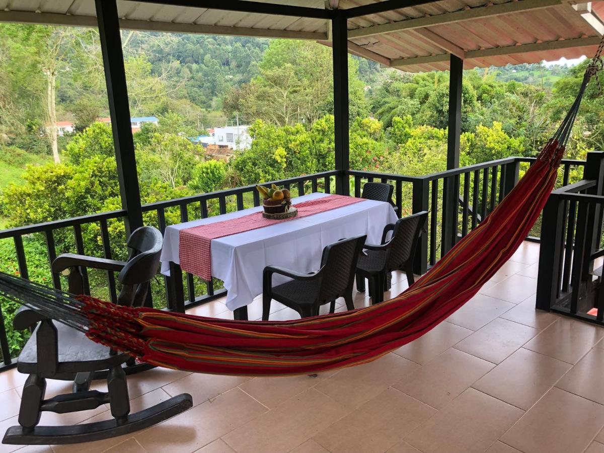 Tipo Glamping En Cafetera Con Zonas Verdes, Avistamiento De Aves, Paisaje Cafetero Chalet