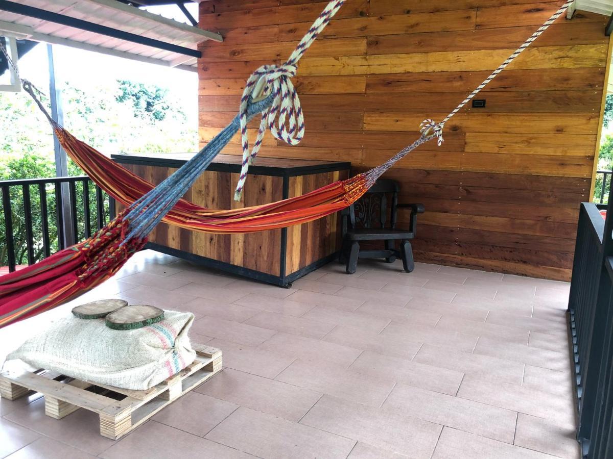 Tipo Glamping En Cafetera Con Zonas Verdes, Avistamiento De Aves, Paisaje Cafetero Chalet