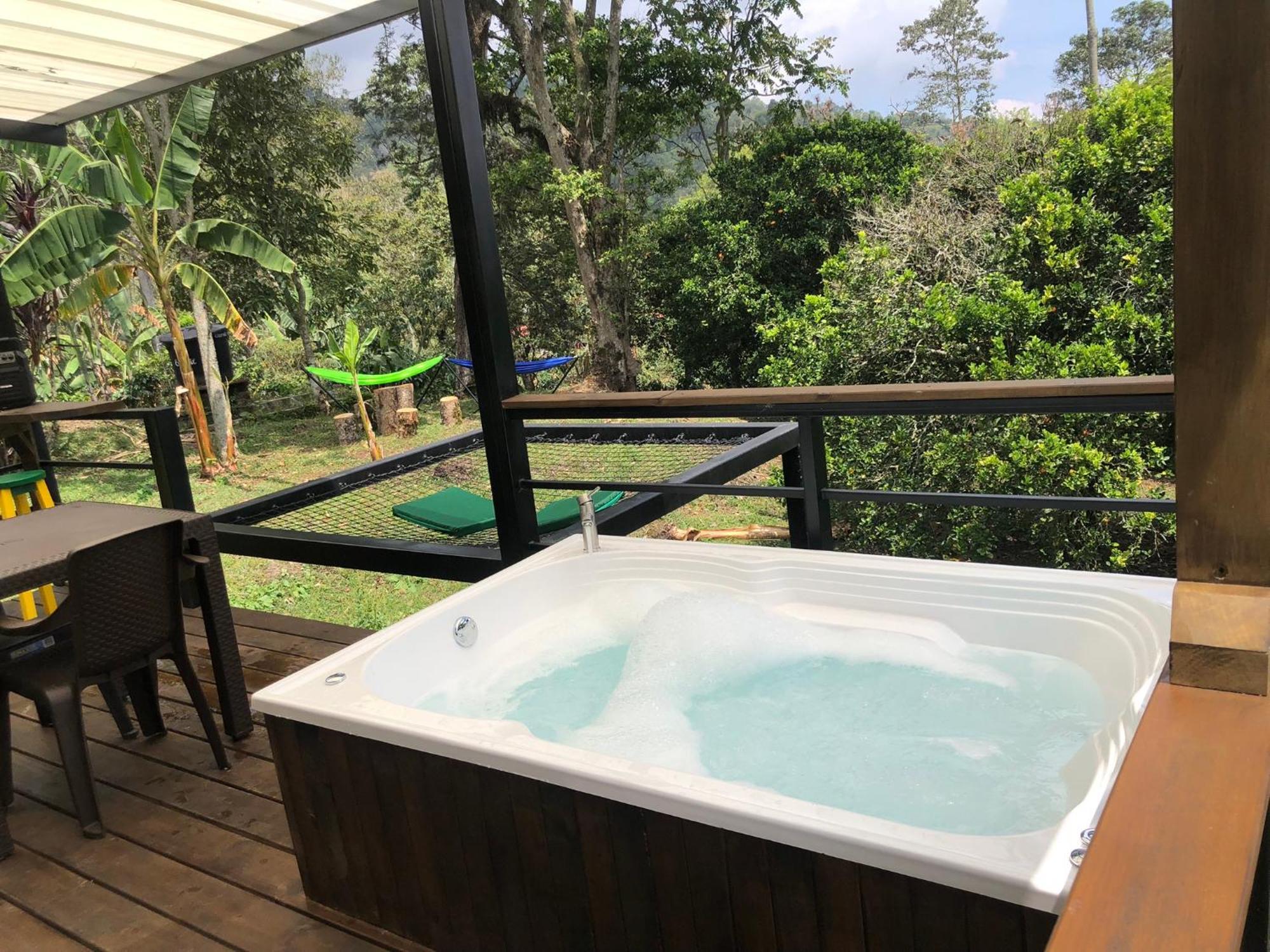 Tipo Glamping En Cafetera Con Zonas Verdes, Avistamiento De Aves, Paisaje Cafetero Chalet